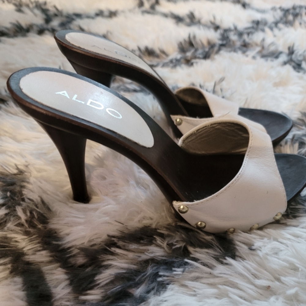 Aldo size 5.5 white wooden heels 👡